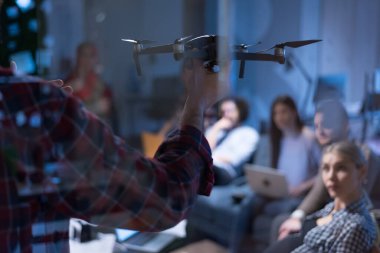 Yeni başarılı bir proje geliştirmeyi planlayan deneyimli profesyonellerden oluşan genç bir ekip. Çeşitli mimarlar modern teknolojiyi kullanarak birlikte çalışıyorlar..