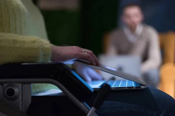 Niepełnosprawna Bizneswoman Wózku Inwalidzkim Korzystająca Laptopa Podczas Wykonywania Pracy Przestrzeni — Zdjęcie stockowe