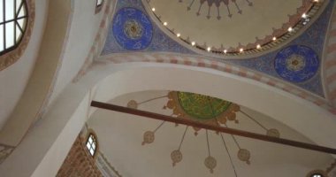 Cuma namazı / Saraybosna, Bosna-Hersek, 17 Temmuz 2020. Müslümanlar, salgın Corova virüsü sırasında Saraybosna 'nın Eski Şehir Camii' nde haftalık dua ediyorlar..