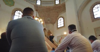Cuma namazı / Saraybosna, Bosna-Hersek, 17 Temmuz 2020. Müslümanlar, salgın Corova virüsü sırasında Saraybosna 'nın Eski Şehir Camii' nde haftalık dua ediyorlar..