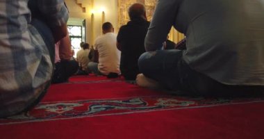 Cuma namazı / Saraybosna, Bosna-Hersek, 17 Temmuz 2020. Müslümanlar, salgın Corova virüsü sırasında Saraybosna 'nın Eski Şehir Camii' nde haftalık dua ediyorlar..