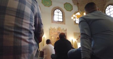 Cuma namazı / Saraybosna, Bosna-Hersek, 17 Temmuz 2020. Müslümanlar, salgın Corova virüsü sırasında Saraybosna 'nın Eski Şehir Camii' nde haftalık dua ediyorlar..