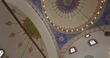 Cuma namazı / Saraybosna, Bosna-Hersek, 17 Temmuz 2020. Müslümanlar, salgın Corova virüsü sırasında Saraybosna 'nın Eski Şehir Camii' nde haftalık dua ediyorlar..