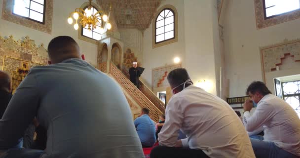 金曜日の祈り サラエヴォ ボスニア ヘルツェゴビナ 2020年7月17日 イスラム教徒は毎週の祈りJumu Aを取っていますサラエヴォの旧市街のモスクで流行のコロナウイルス中に — ストック動画