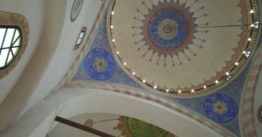 Cuma namazı / Saraybosna, Bosna-Hersek, 17 Temmuz 2020. Müslümanlar, salgın Corova virüsü sırasında Saraybosna 'nın Eski Şehir Camii' nde haftalık dua ediyorlar..