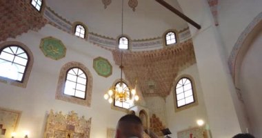 Cuma namazı / Saraybosna, Bosna-Hersek, 17 Temmuz 2020. Müslümanlar, salgın Corova virüsü sırasında Saraybosna 'nın Eski Şehir Camii' nde haftalık dua ediyorlar..
