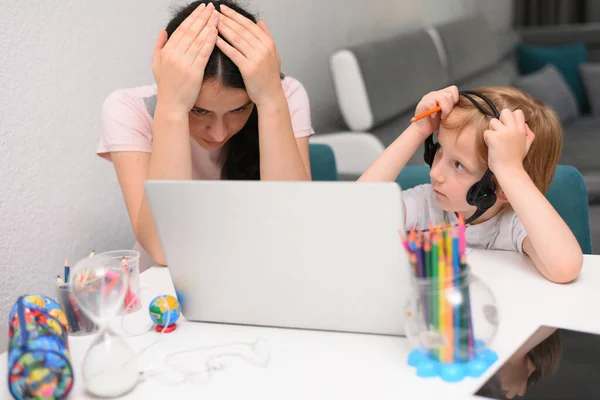 Cursos Línea Para Preescolares Años Niño Utiliza Ordenador Portátil Casa — Foto de Stock