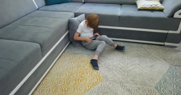 Маленький Мальчик Использует Телефон Играть Учиться Оставаться Дома Белый Мальчик — стоковое видео