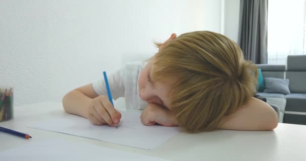 Vijf Jaar Oude Jongen Met Tablet Tekengereedschap Afstand Online Onderwijs — Stockvideo