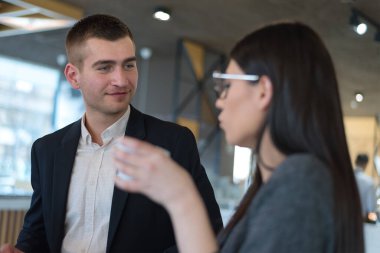 Girişim Çeşitliliği Ekibi Beyin Fırtınası Toplantısı Konsepti. İki iş arkadaşı şirketlerindeki ekonomik durumu tartışıyor. Kafe barında Planlama Başlatma ve Tartışma Çalışanları.