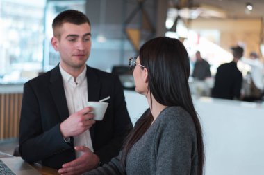 Girişim Çeşitliliği Ekibi Beyin Fırtınası Toplantısı Konsepti. İki iş arkadaşı şirketlerindeki ekonomik durumu tartışıyor. Kafe barında Planlama Başlatma ve Tartışma Çalışanları.