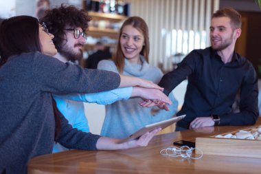 Başlangıç Çeşitliliği Takım Çalışması Beyin Fırtınası Buluşma Konsepti. İş Arkadaşları Ekonomi Raporu Şirketi 'nin başarısını kutluyor.