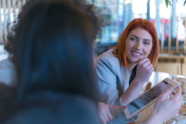 Başlangıç Çeşitliliği Takım Çalışması Beyin Fırtınası Buluşma Konsepti. İş Arkadaşları Modern Kafe Bar 'da Planlama Kuruluşunu tartışıyor ve çalışıyor