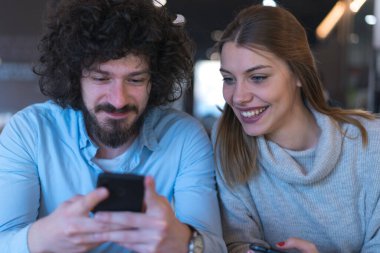 Girişim Çeşitliliği Ekibi Beyin Fırtınası Toplantısı Konsepti. İki iş arkadaşı şirketlerindeki ekonomik durumu tartışıyor. Kafe barında Planlama Başlatma ve Tartışma Çalışanları.