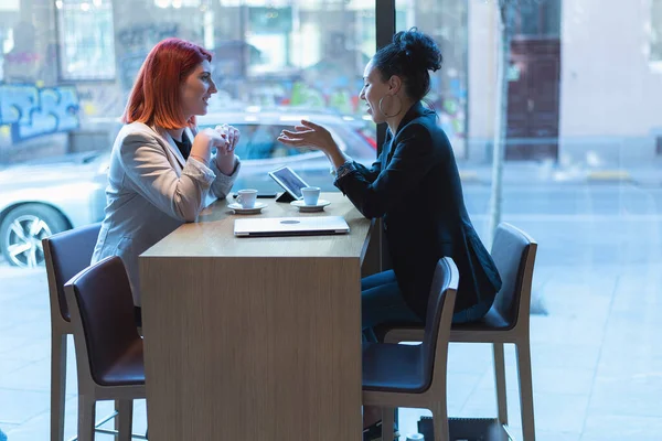 Girişim Çeşitliliği Ekibi Beyin Fırtınası Toplantısı Konsepti. İki iş arkadaşı şirketlerindeki ekonomik durumu tartışıyor. Kafe barında Planlama Başlatma ve Tartışma Çalışanları.