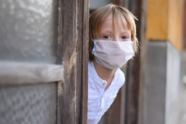 Niño Con Mascarilla Puerta Quédate Casa Cuarentena Encierro Pandemia Coronavirus —  Fotos de Stock