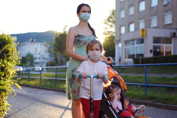 Děti Matkou Chodí Ulici Obličejovými Maskami Pro Covid Samostatná Izolace — Stock fotografie