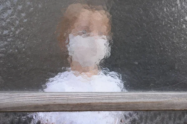 Pria Bertopeng Jendela Tetaplah Rumah Karantina Dan Mengunci Pandemi Coronavirus — Stok Foto