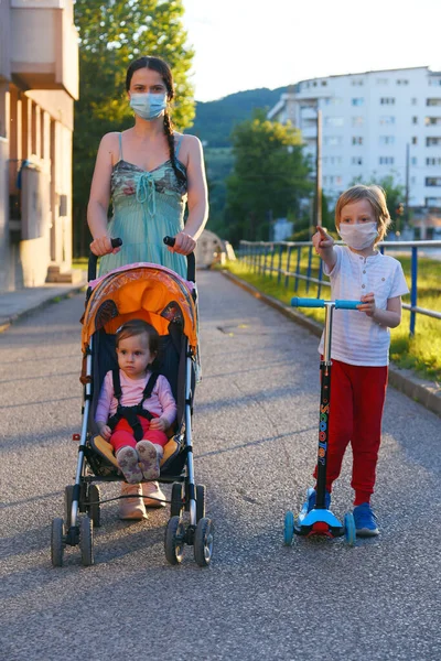 Niños Con Madre Caminando Por Calle Con Mascarillas Para Covid —  Fotos de Stock