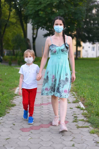 Madre Niño Usan Mascarilla Facial Durante Coronavirus Brote Gripe Niño —  Fotos de Stock