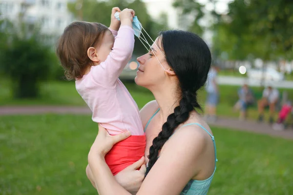 Mère Petite Fille Portent Masque Facial Pendant Coronavirus Une Épidémie — Photo