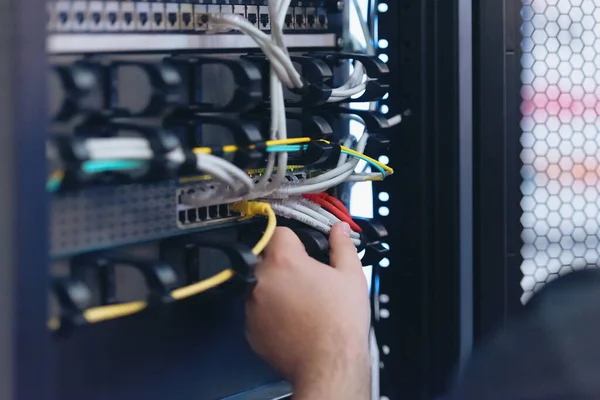 Experto Sala Servidores Del Centro Datos Conectando Cables Gabinete Del — Foto de Stock