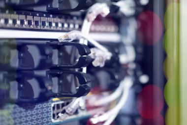 Modern internet kaynakları platformu sunuyor. Sunucu veri depolama ekipmanlarıyla doldur. Birçok ağ kablosu veri merkezi donanımcılarına bağlıdır