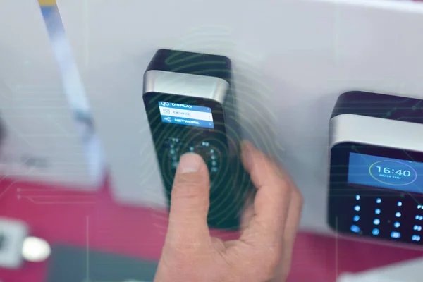 指紋スキャンは生体認証識別でセキュリティアクセスを提供します ビジネス技術安全インターネットの概念 — ストック写真