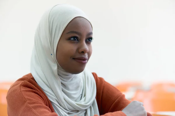 Jonge Vrouwelijke Moslim Afrikaanse Economie Studenten Analyseren Jaarlijks Financieel Verslag — Stockfoto