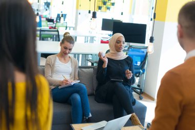 Başlangıç Pazarlama Fikri Sunumu. Büyük İş Kararları Veren Genç Çok Irklı İş Arkadaşları Grubu. Yaratıcı Ekip Çalışma Kurumu Modern Ofis içinde Kavram.