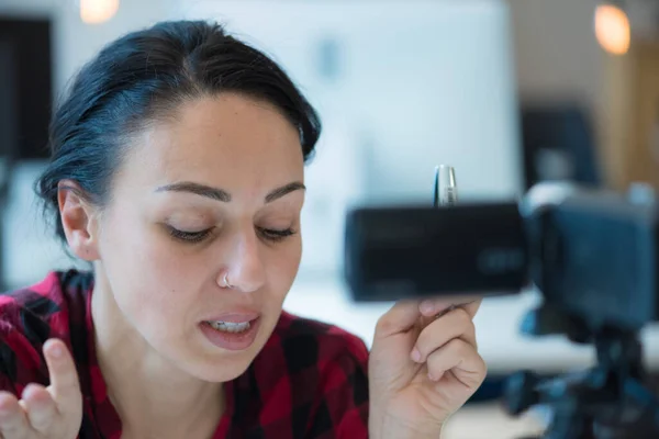 Vlogger Female Applies Lipstick Lips Beauty Blogger Woman Filming Daily — Stock Photo, Image