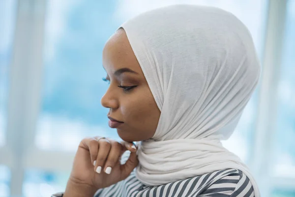 Mujer Negocios Musulmana Africana Que Usa Hijab Trabajando Ordenador Portátil —  Fotos de Stock