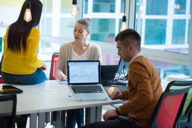 Başlangıç Pazarlama Fikri Sunumu. Büyük İş Kararları Veren Genç Çok Irklı İş Arkadaşları Grubu. Yaratıcı Ekip Çalışma Kurumu Modern Ofis içinde Kavram.