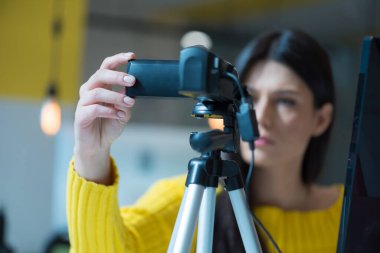 Çekici kadın blogcu vlog için video kaydediyor. Muhteşem bayan antrenör ve blog yazarı, takipçilerine videoda stres karşıtı tavsiyelerde bulunuyor..