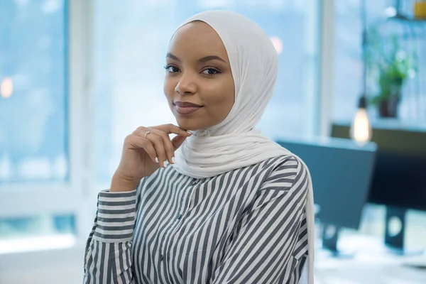 Muslimische Geschäftsfrau Trägt Hidschab Und Arbeitet Büro Computer Hübsche Afrikanerin — Stockfoto