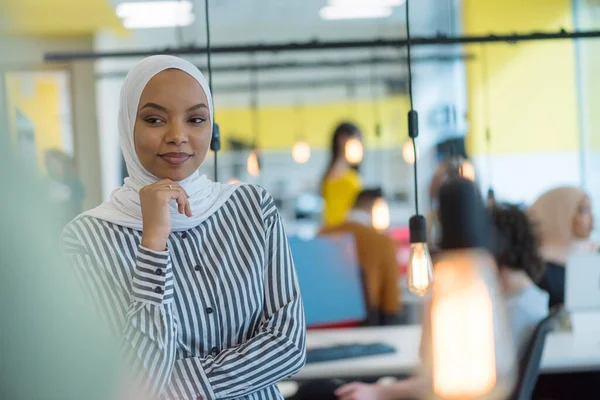 Muslimische Geschäftsfrau Trägt Hidschab Und Arbeitet Büro Computer Hübsche Afrikanerin — Stockfoto