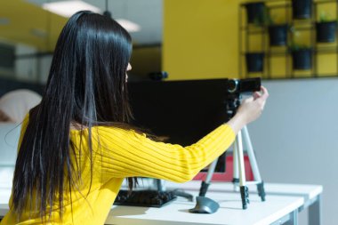 Çekici kadın blogcu vlog için video kaydediyor. Muhteşem bayan antrenör ve blog yazarı, takipçilerine videoda stres karşıtı tavsiyelerde bulunuyor..