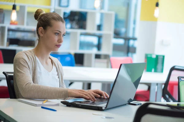 Mujer Joven Atractiva Usando Ordenador Portátil Mientras Está Sentada Escritorio —  Fotos de Stock