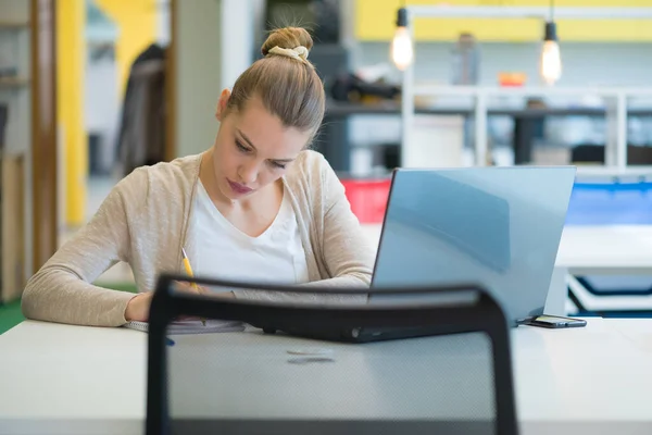 Mujer Joven Atractiva Usando Ordenador Portátil Mientras Está Sentada Escritorio —  Fotos de Stock