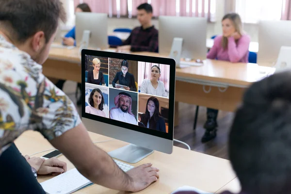 Ομάδα Χρήση Της Τεχνολογίας Τηλεδιάσκεψης Στο Γραφείο Για Βιντεοκλήση Συναδέλφους — Φωτογραφία Αρχείου