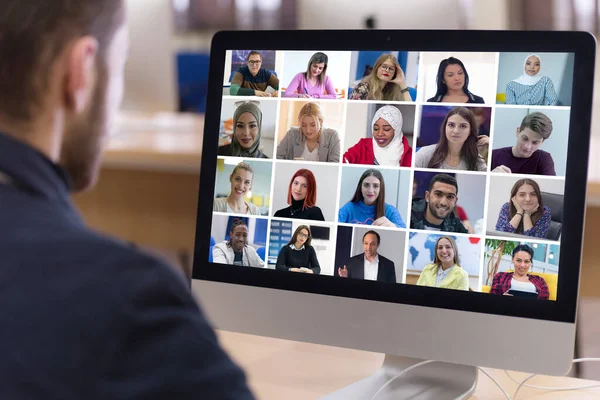 온라인 컴퓨터를 사용하는 교사는 비디오 컨퍼런스를 가지고 학생들 학급들 대화를 — 스톡 사진
