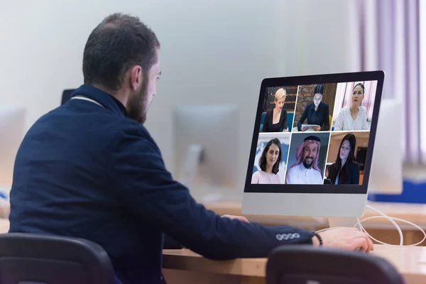 Grupa Wykorzystująca Technologię Wideokonferencji Biurze Rozmów Wideo Kolegami Zagranicy Podczas — Zdjęcie stockowe