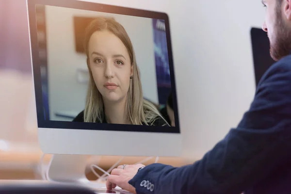 Çevrimiçi uzaktan öğrenme. Öğrenciyle dijital görüntülü konuşma. Karantina ve koronavirüs salgını sırasında evden öğrenme ve öğretme.