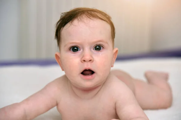 Feliz Bebé Tres Meses Sobre Fondo Blanco Niña Acostada Boca — Foto de Stock