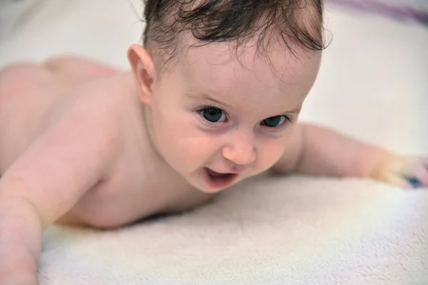 Feliz Bebê Três Meses Idade Fundo Branco Menina Deitada Barriga — Fotografia de Stock