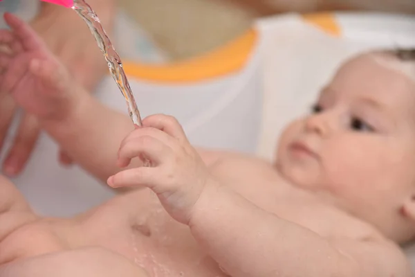 Pretty Trzy Miesiące Dziewczynka Bierze Kąpiel Przez Matkę Domu Europejskie — Zdjęcie stockowe