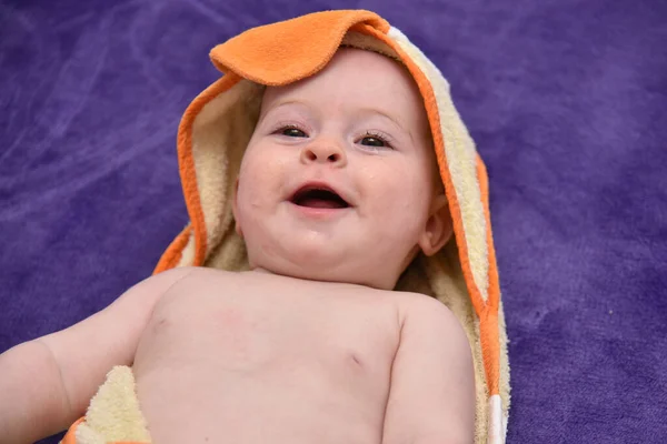 Bella Bambina Tre Mesi Che Bagno Sua Madre Casa Bambina — Foto Stock