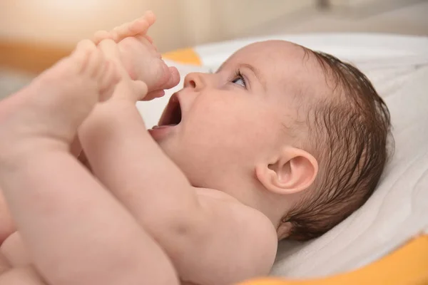 Bonita Niña Tres Meses Tomando Baño Por Madre Casa Niño — Foto de Stock