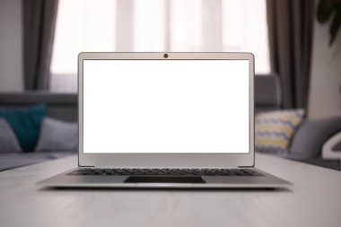 Çevrimiçi uzaktan öğrenme. Beyaz ekranlı dizüstü bilgisayar. Karantina ve koronavirüs salgını sırasında evden öğrenme ve öğretme.