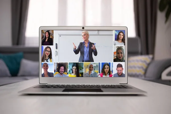 Çevrimiçi uzaktan öğrenme. Öğrencilerle dijital görüntülü konuşma. Karantina ve koronavirüs salgını sırasında evden öğrenme ve öğretme.